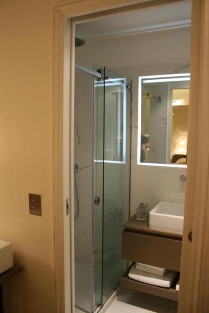 Cirque Deluxe Studio Apartment - image 10