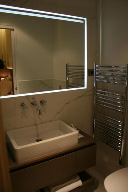 Cirque Deluxe Studio Apartment - image 11