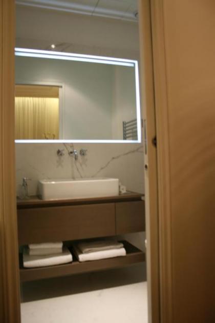 Cirque Deluxe Studio Apartment - image 13