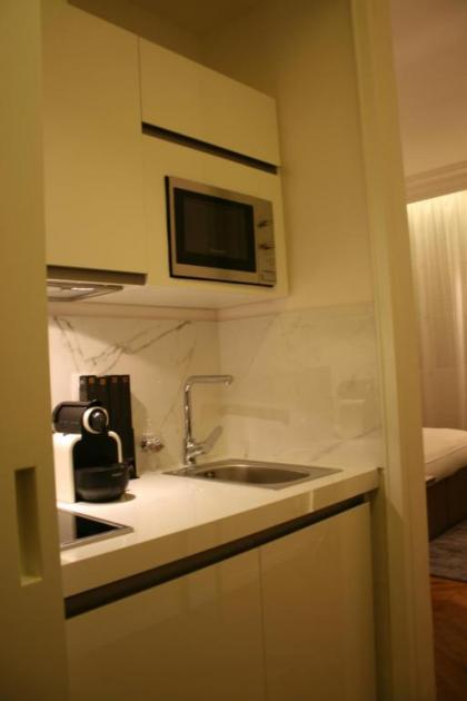 Cirque Deluxe Studio Apartment - image 8