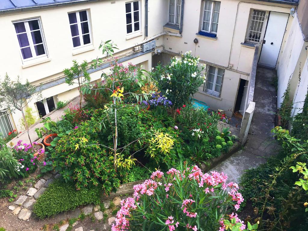 Romantic Artist Room Montmartre Bed & Breakfast - image 2