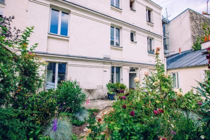 Romantic Artist Room Montmartre Bed & Breakfast - image 3