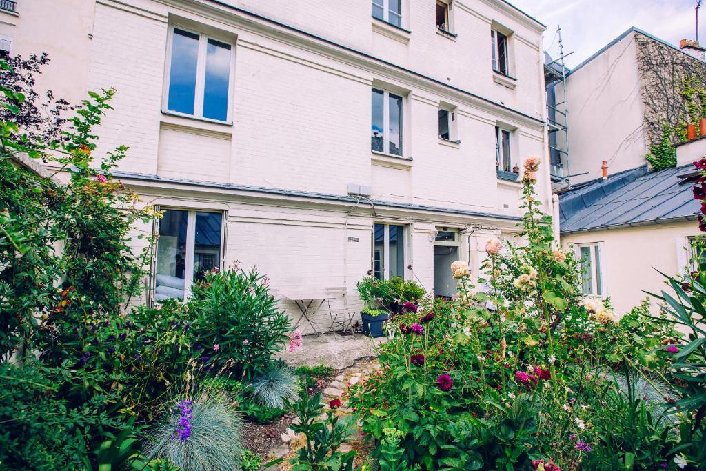 Romantic Artist Room Montmartre Bed & Breakfast - image 3