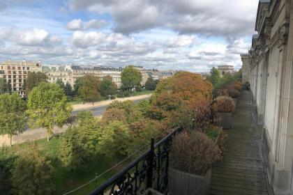 ARC de TRIOMPHE - FOCH PALACE - image 1