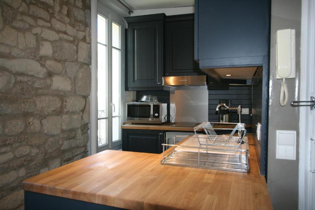 ParisInteriorsRentals - Beautiful Le Marais NOTRE DAME Appartement - image 3