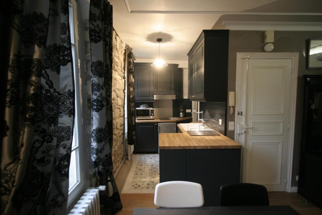 ParisInteriorsRentals - Beautiful Le Marais NOTRE DAME Appartement - image 6