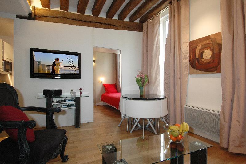 HolidaysInParis-Bourg Tibourg II - main image