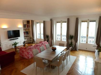 Marvellous Sunbathed 3BR at the heart of Paris - image 1