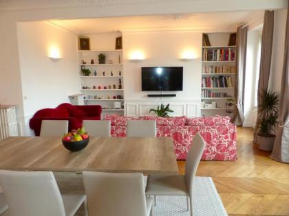 Marvellous Sunbathed 3BR at the heart of Paris - image 10