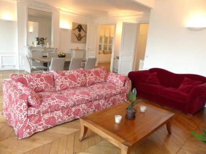 Marvellous Sunbathed 3BR at the heart of Paris - image 16