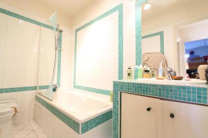 Marvellous Sunbathed 3BR at the heart of Paris - image 5