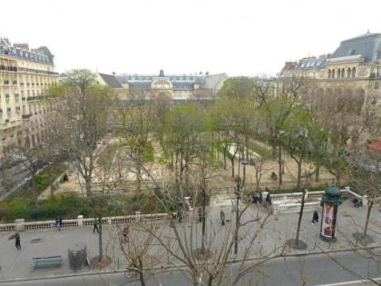 Marvellous Sunbathed 3BR at the heart of Paris - image 9