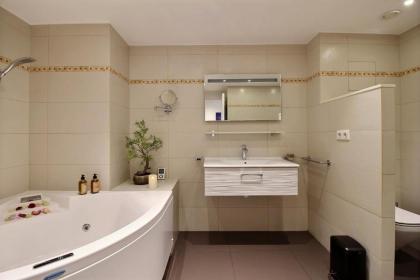 Assia & Nathalie - Luxury B&B MARAIS - image 20