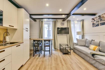 13 Luxury Flat eiffel design 2 - image 10