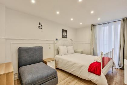 13 Luxury Flat eiffel design 2 - image 2