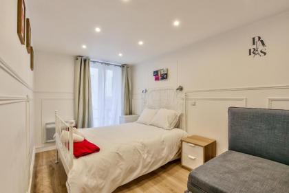 13 Luxury Flat eiffel design 2 - image 4