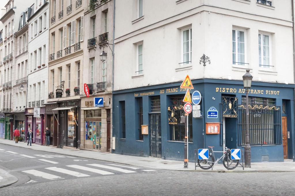 Apartment des Deux Ponts - image 4