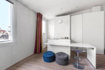 Modern Apartment in the Heart of the Marais - image 12
