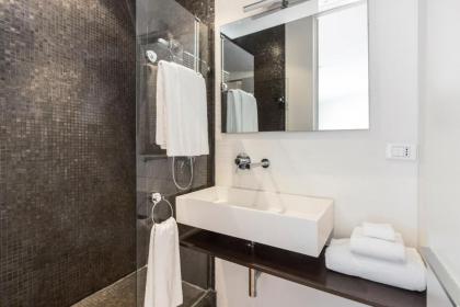 Modern Apartment in the Heart of the Marais - image 13