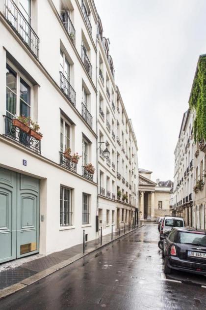 Modern Apartment in the Heart of the Marais - image 18