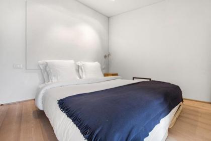 Modern Apartment in the Heart of the Marais - image 2