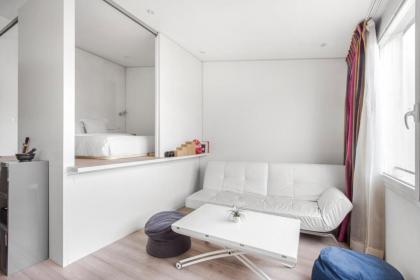 Modern Apartment in the Heart of the Marais - image 7