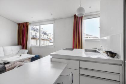 Modern Apartment in the Heart of the Marais - image 8