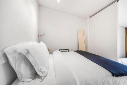 Modern Apartment in the Heart of the Marais - image 9