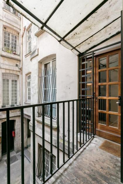 Turenne Place Sainte Catherine - image 6
