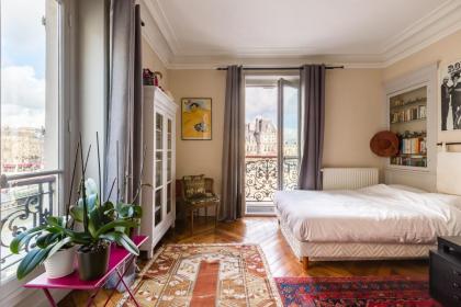 Veeve - Overlooking the Seine on Ile de la Cité - image 3