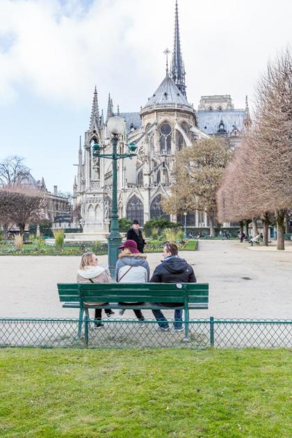 Veeve - Overlooking the Seine on Ile de la Cité - image 6