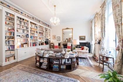 Veeve - Antique Charm by Arc de Triomphe