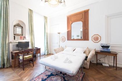 Veeve - Antique Charm by Arc de Triomphe - image 21