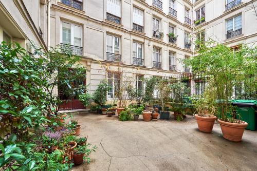 Cosy flat for 2 people near Pigalle - image 5