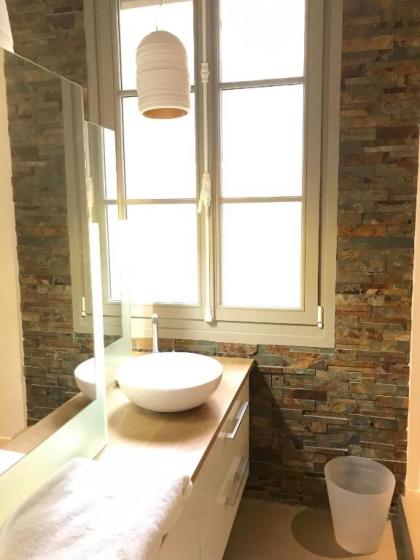 Beautiful duplex in the center of Paris - image 13