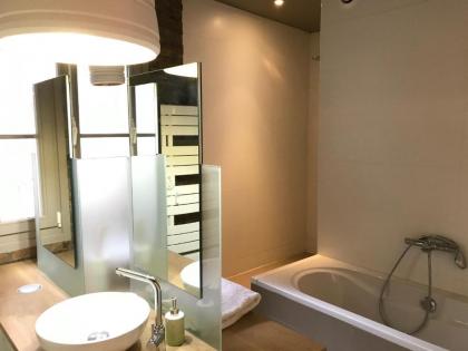 Beautiful duplex in the center of Paris - image 3