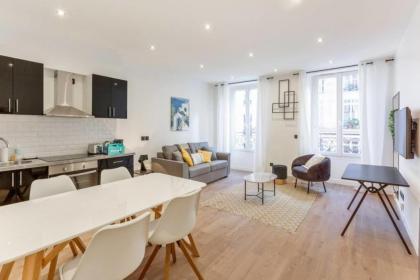 Amazing 2 Bedroom Parisian flat - image 1