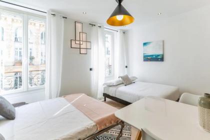 Amazing 2 Bedroom Parisian flat - image 10