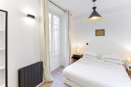 Amazing 2 Bedroom Parisian flat - image 11