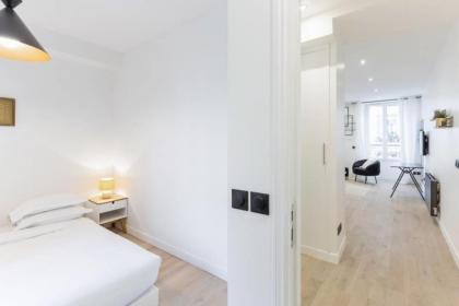 Amazing 2 Bedroom Parisian flat - image 13