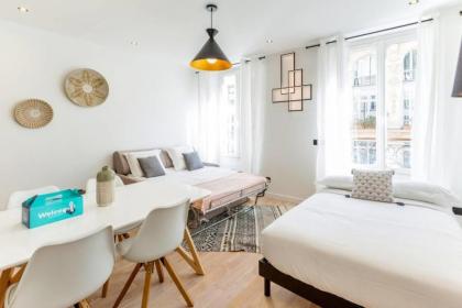 Amazing 2 Bedroom Parisian flat - image 14
