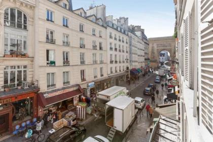 Amazing 2 Bedroom Parisian flat - image 16