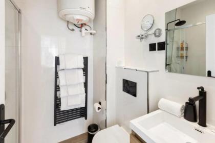 Amazing 2 Bedroom Parisian flat - image 18