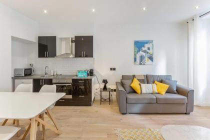 Amazing 2 Bedroom Parisian flat - image 19
