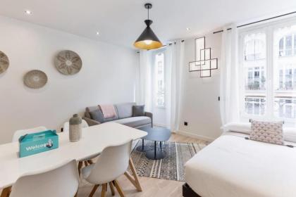 Amazing 2 Bedroom Parisian flat - image 2