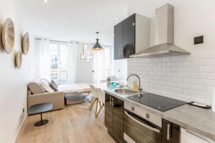 Amazing 2 Bedroom Parisian flat - image 3