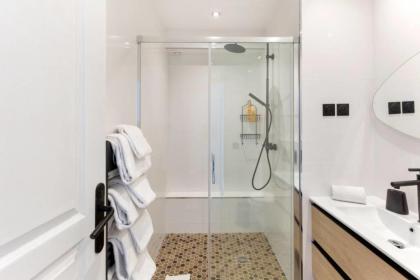 Amazing 2 Bedroom Parisian flat - image 5
