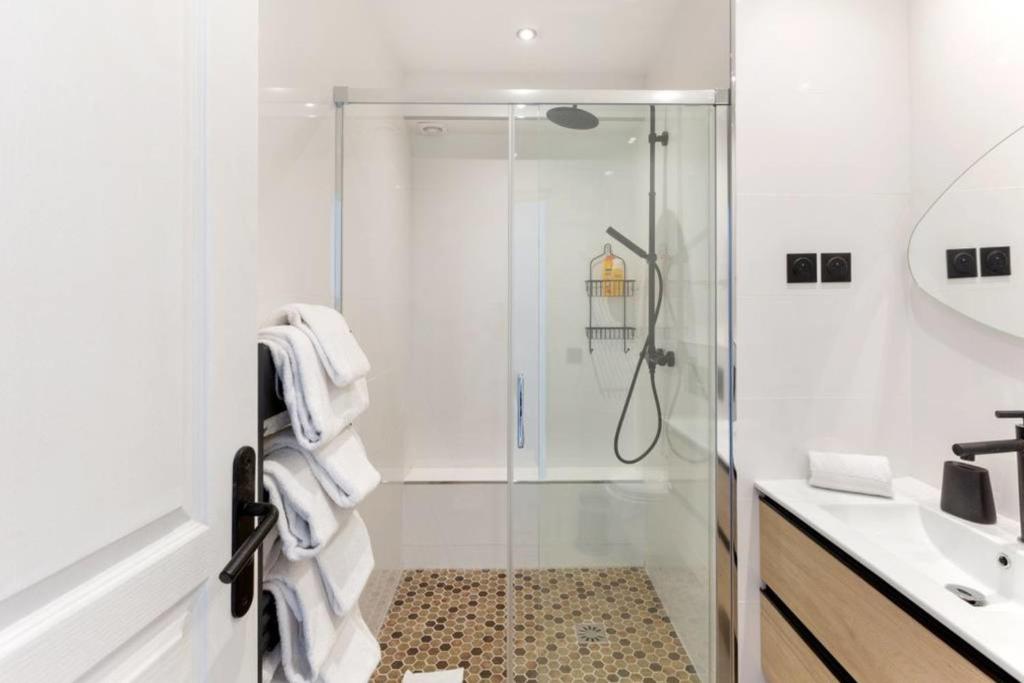 Amazing 2 Bedroom Parisian flat - image 5