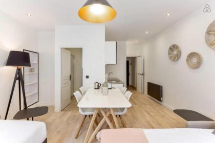 Amazing 2 Bedroom Parisian flat - image 6
