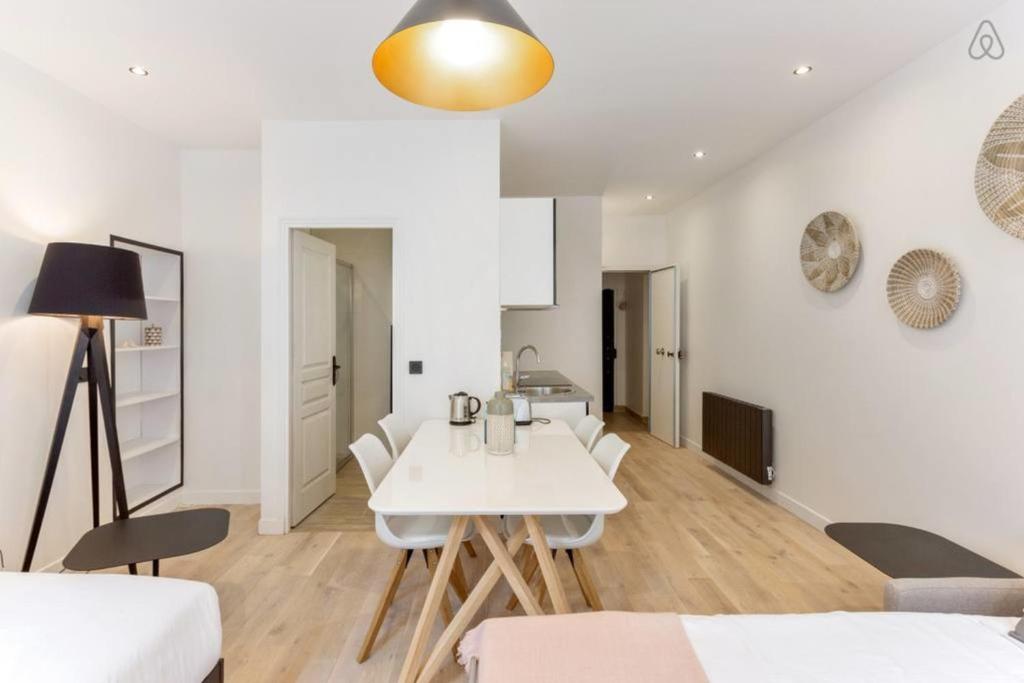 Amazing 2 Bedroom Parisian flat - image 6